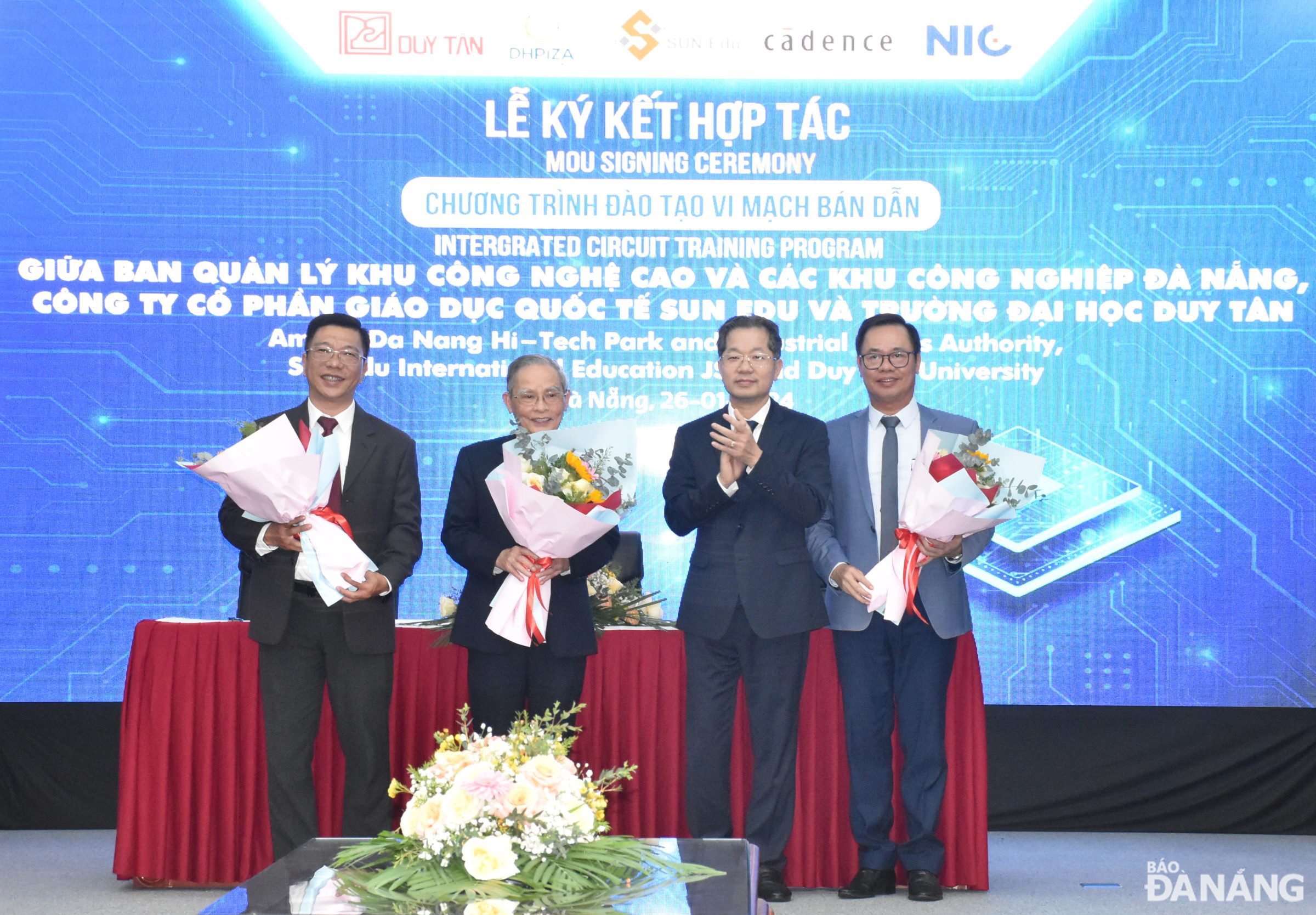 Cooperación en materia de formación en diseño de microchips y semiconductores en el Parque de Alta Tecnología de Da Nang