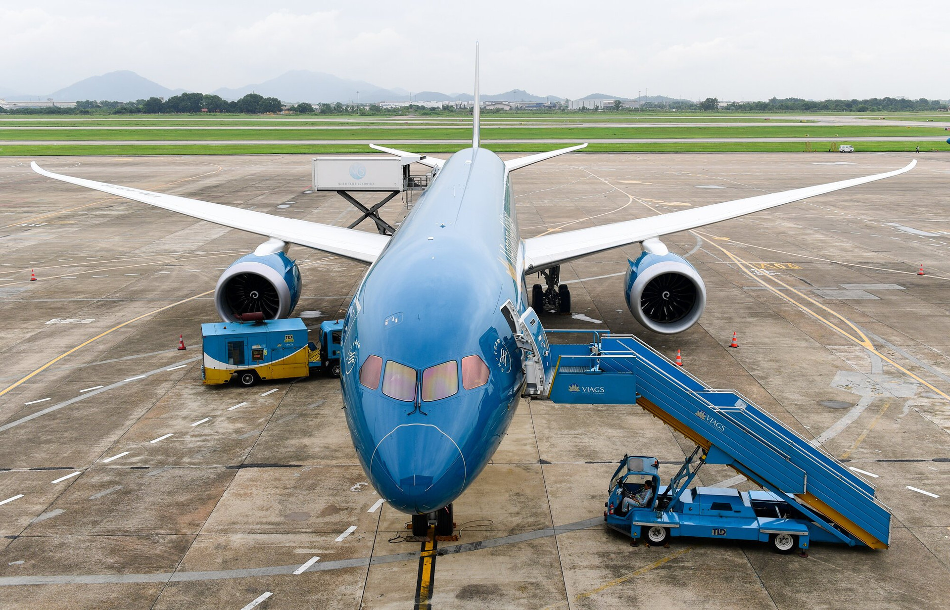ノイバイ空港に着陸したばかりのボーイング 787-10 のクローズアップ。