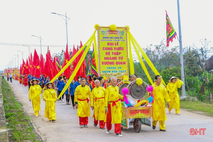 Thăm đền thiêng dưới chân núi Hồng