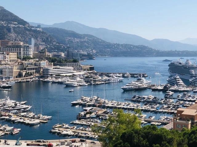 Du thuyền lớn nhỏ dập dìu ở đất nước Monaco