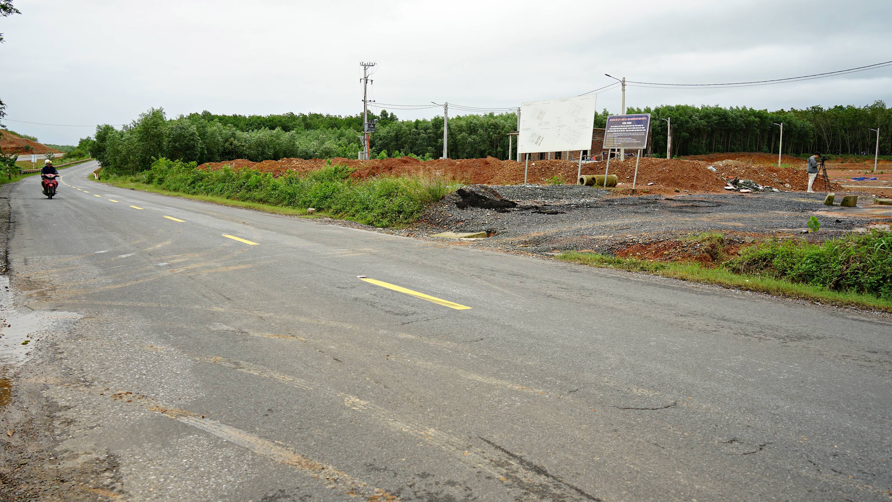 ヴィンリン省カムロー郡におけるヴァンニン-カムロー高速道路プロジェクトの土地整地の進捗状況を確認