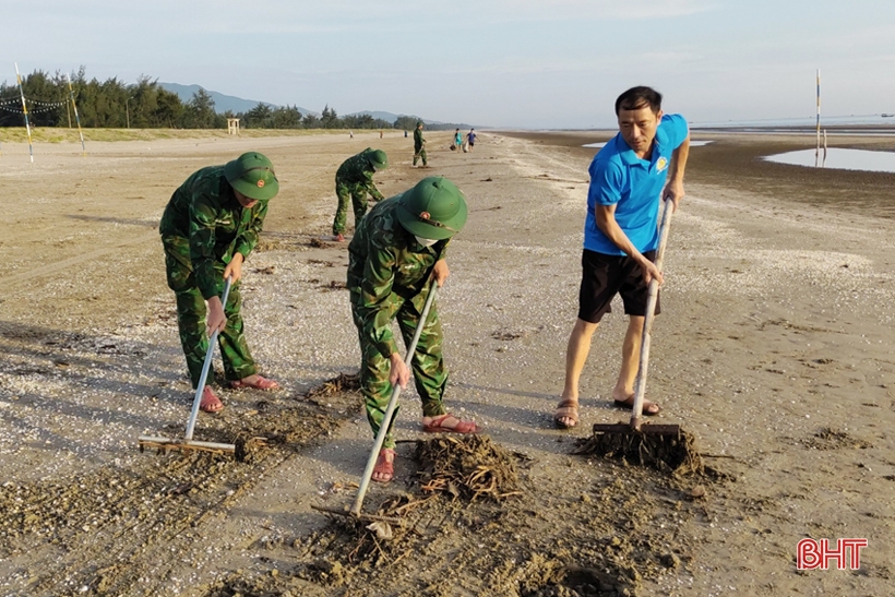 Dọn rác trên bãi biển Lộc Hà sau những ngày thời tiết biến động