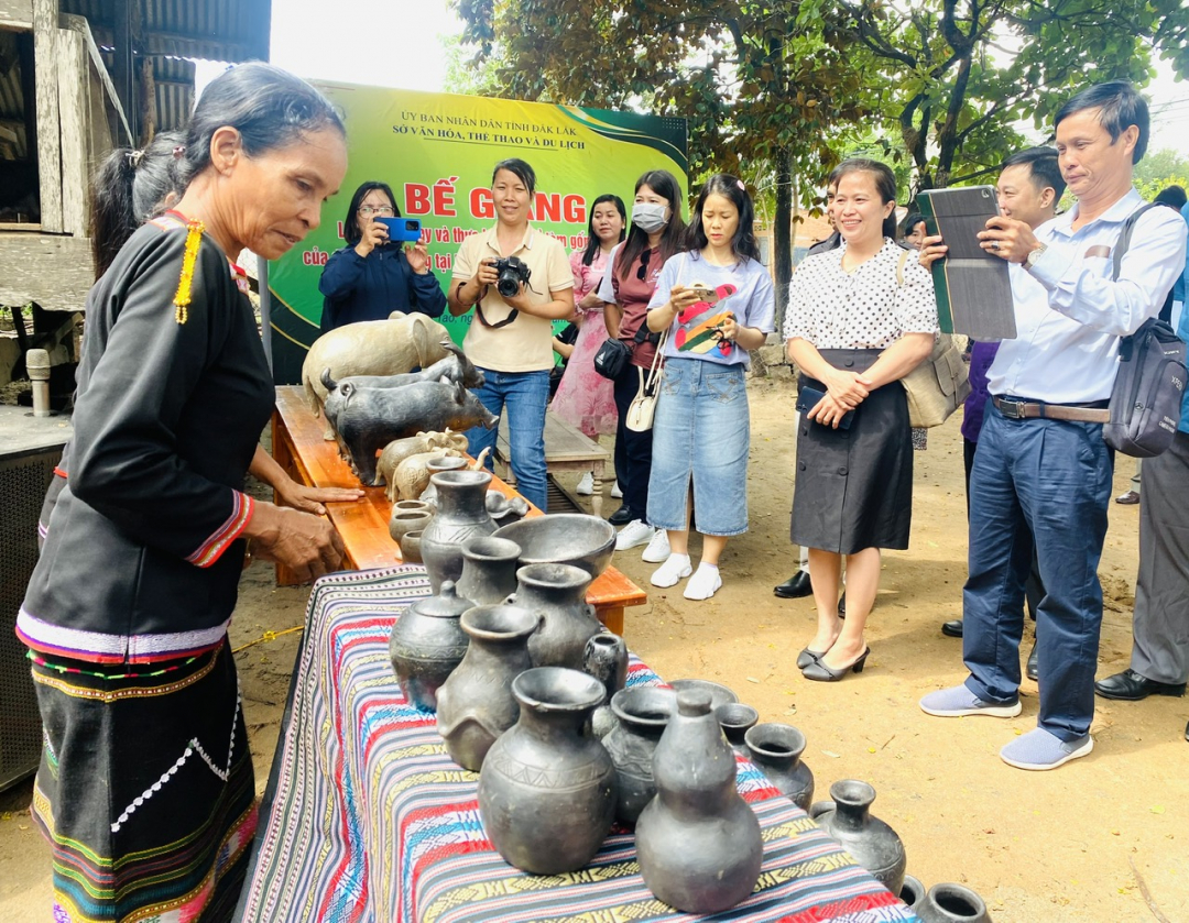 Teaching the craft of pottery making of the M'nong ethnic group