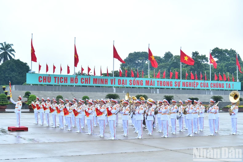 Les dirigeants du Parti et de l'État rendent visite au président Ho Chi Minh et commémorent les héros et les martyrs à l'occasion de la fête nationale, le 2 septembre, photo 2