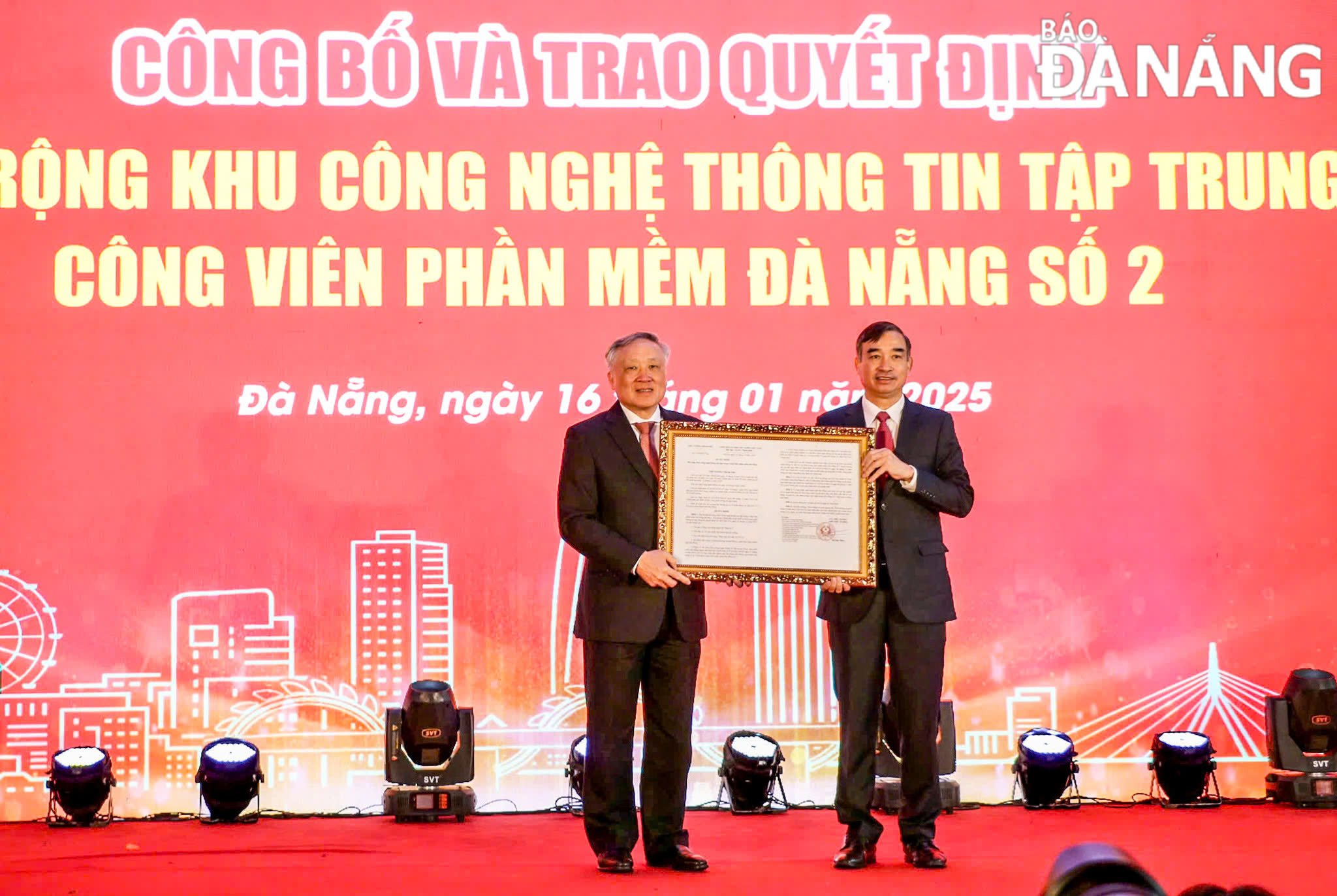 ឧបនាយករដ្ឋមន្ត្រី Nguyen Hoa Binh (ឆ្វេង) បង្ហាញសេចក្តីសម្រេចលេខ ១២៣៨/QD-TTg ចុះថ្ងៃទី២២ ខែតុលា ឆ្នាំ២០២៤ របស់នាយករដ្ឋមន្ត្រីស្តីពីការពង្រីកឧទ្យានបច្ចេកវិទ្យាព័ត៌មានប្រមូលផ្តុំនៃ Danang Software Park លេខ២។ រូបថត៖ M.QUE - Q.CUONG