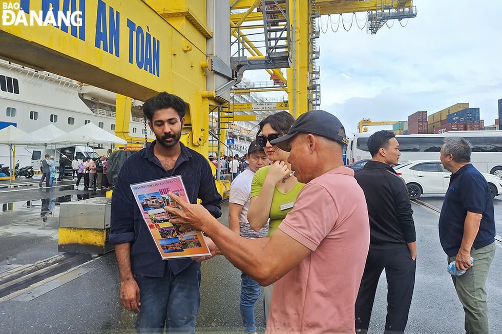 A tour guide will pick up guests from the port or a shuttle bus will take them to the city center to begin their sightseeing and shopping journey. Photo: THU HA