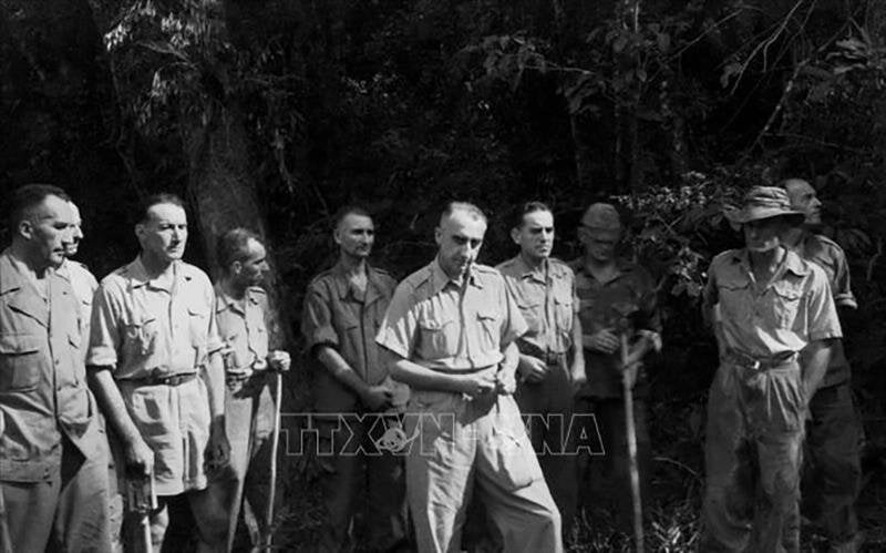 Le général De Castries et tout l'état-major de la place forte de Dien Bien Phu se rendent dans l'après-midi du 7 mai 1954. (Photo : Trieu Dai - VNA)