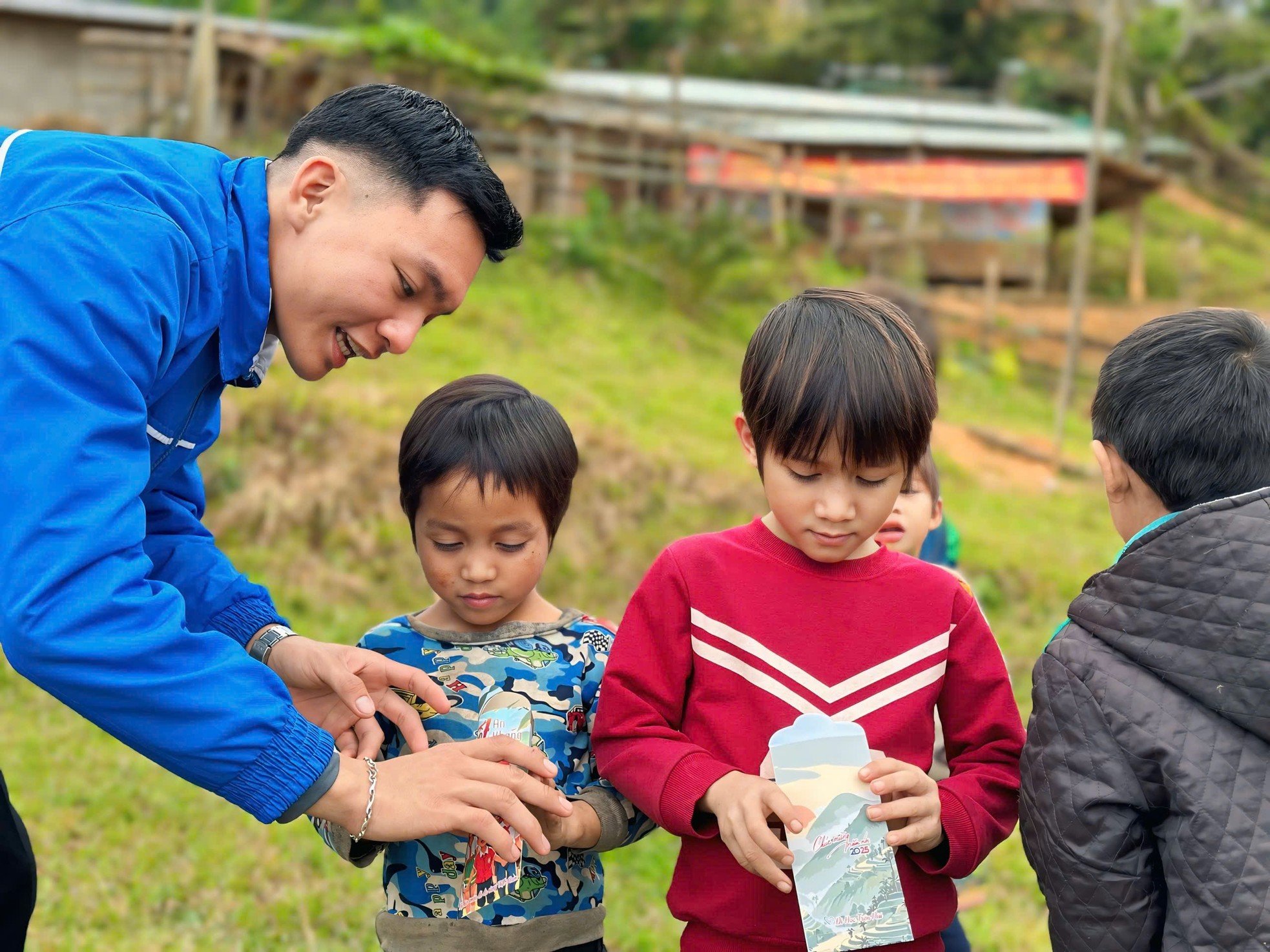 Les enfants des hauts plateaux de Quang Nam reçoivent de l'argent porte-bonheur tôt, photo 6