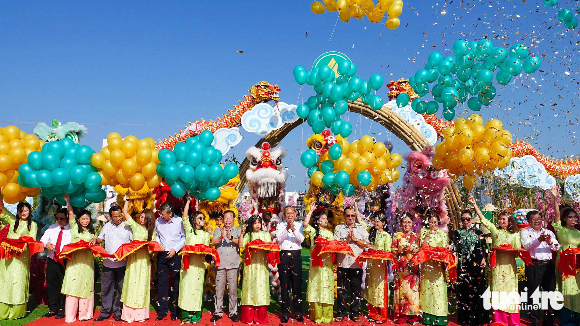 Lãnh đạo tỉnh Kiên Giang cắt băng khai trương con đường mai có hình bản đồ Việt Nam với chủ đề 