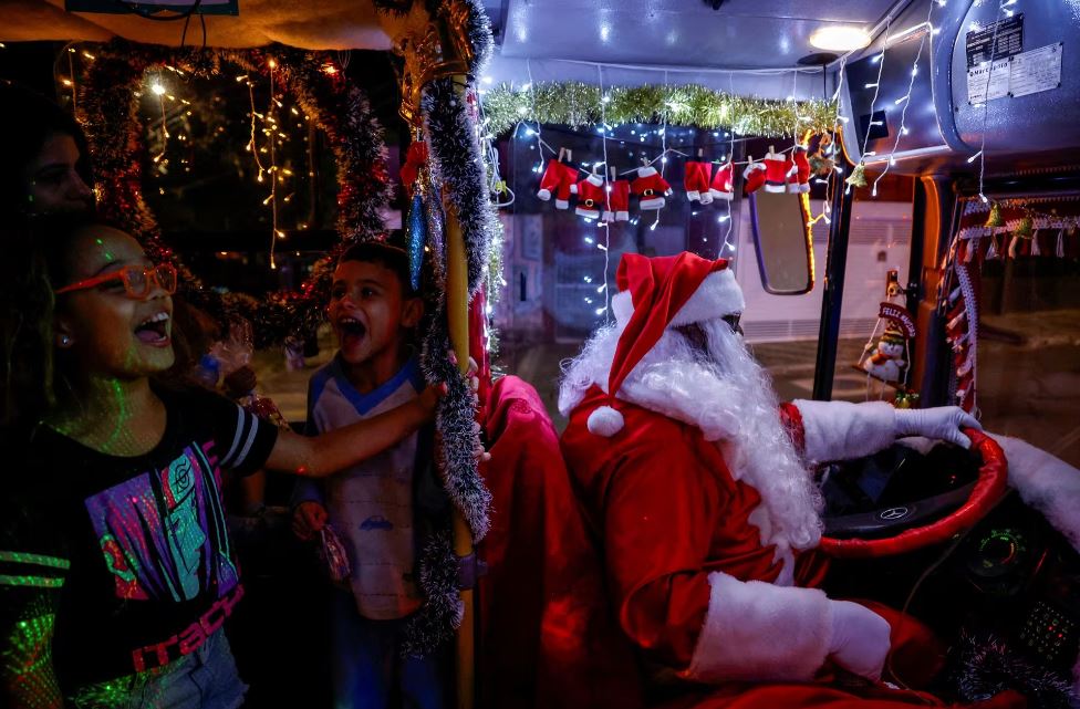 L'image du Père Noël répand la joie dans le monde entier