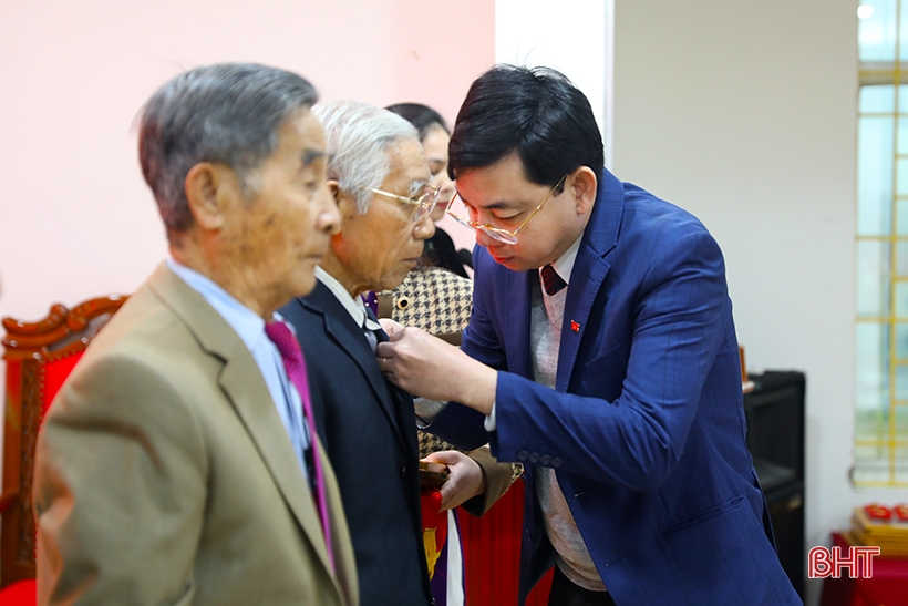 Ky Anh Town awarded Party badges to 32 Party members