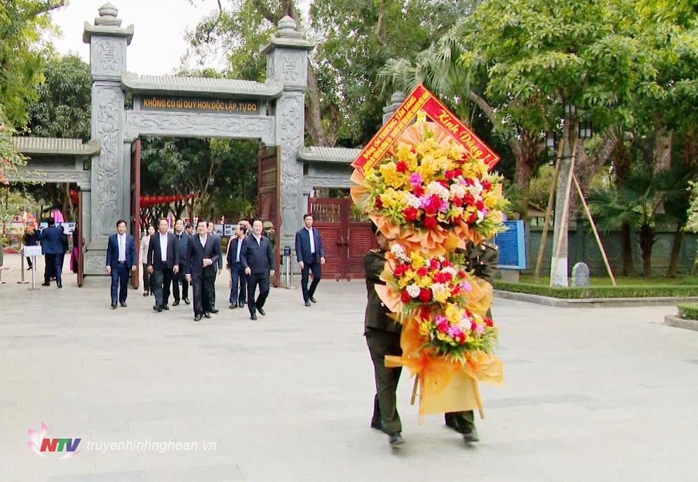 Đồng chí Trương Tấn Sang - nguyên Ủy viên Bộ Chính trị, nguyên Chủ tịch nước cùng đoàn đại biểu về Khu Di tích Quốc gia đặc biệt Kim Liên thành kính dâng hoa tưởng niệm Chủ tịch Hồ Chí Minh.