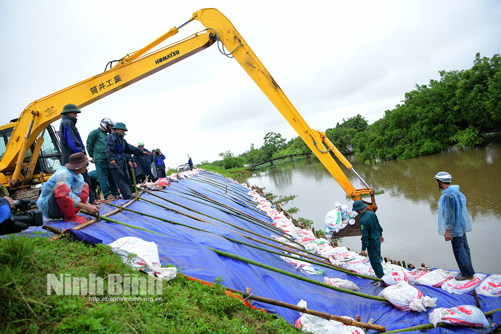 Các đồng chí lãnh đạo tỉnh kiểm tra công tác ứng phó với mưa lũ tại các địa phương