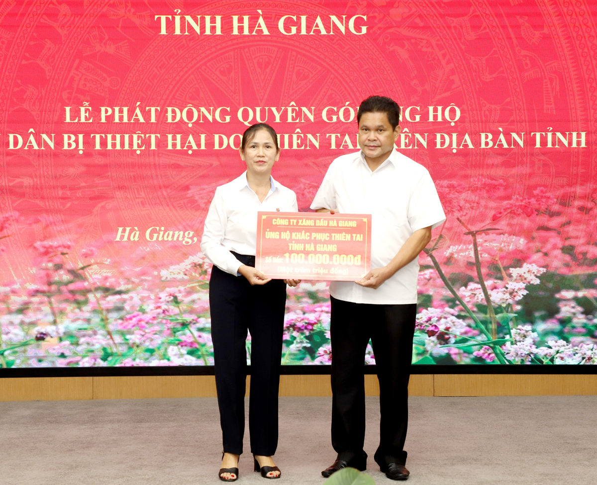 Die Ha Giang Petroleum Company präsentierte ein Zeichen der Unterstützung