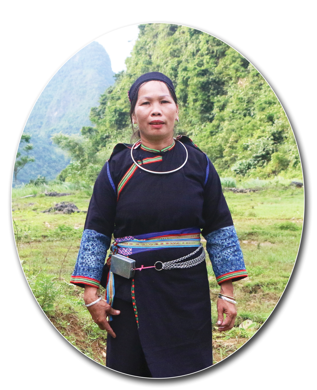 Nung Khen Lai women's costume (Ha Lang).