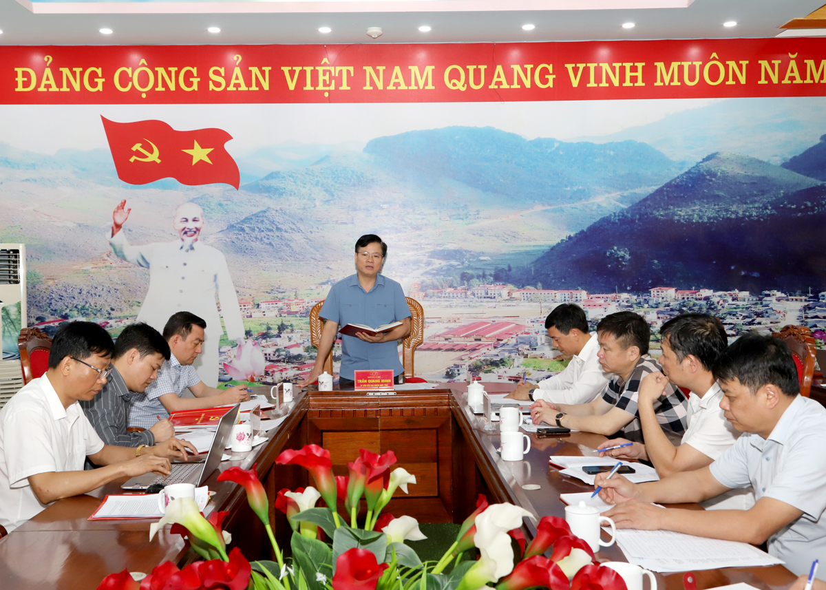 Tran Quang Minh 도당위원회 검사위원회 위원장이 회의에서 연설했습니다.