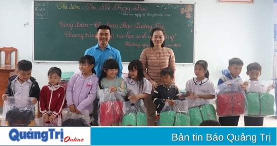 Syndicat - Le syndicat des jeunes du journal Quang Tri offre des cadeaux aux étudiants de l'école Cang