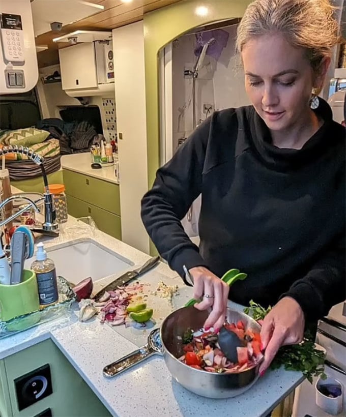 Caitlin cuisine dans la cuisine de la voiture. Elle a une alimentation saine, avec beaucoup de fruits et de légumes. Photo : SWSN