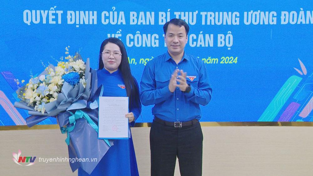 Đồng chí Ngô Văn Cương - Bí thư Ban chấp hành TƯ Đoàn, Chủ nhiệm Uỷ ban Kiểm tra TƯ Đoàn trao Quyết của Ban Bí thư TƯ Đoàn công nhận đồng chí Nguyễn Thị Phương Thuý giữ chức vụ Bí thư Tỉnh đoàn Nghệ An khoá XVIII, nhiệm kỳ 2022-2027.