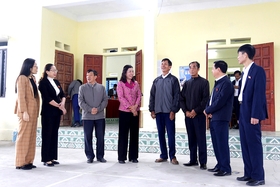 Reunión con votantes en el distrito de Yen Lap