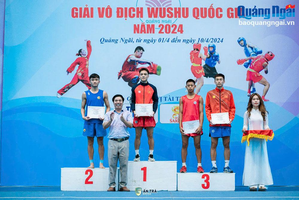 무술가 딘 반 탐(가운데)이 2024년 전국 우슈 챔피언십에서 금메달을 수상했습니다.