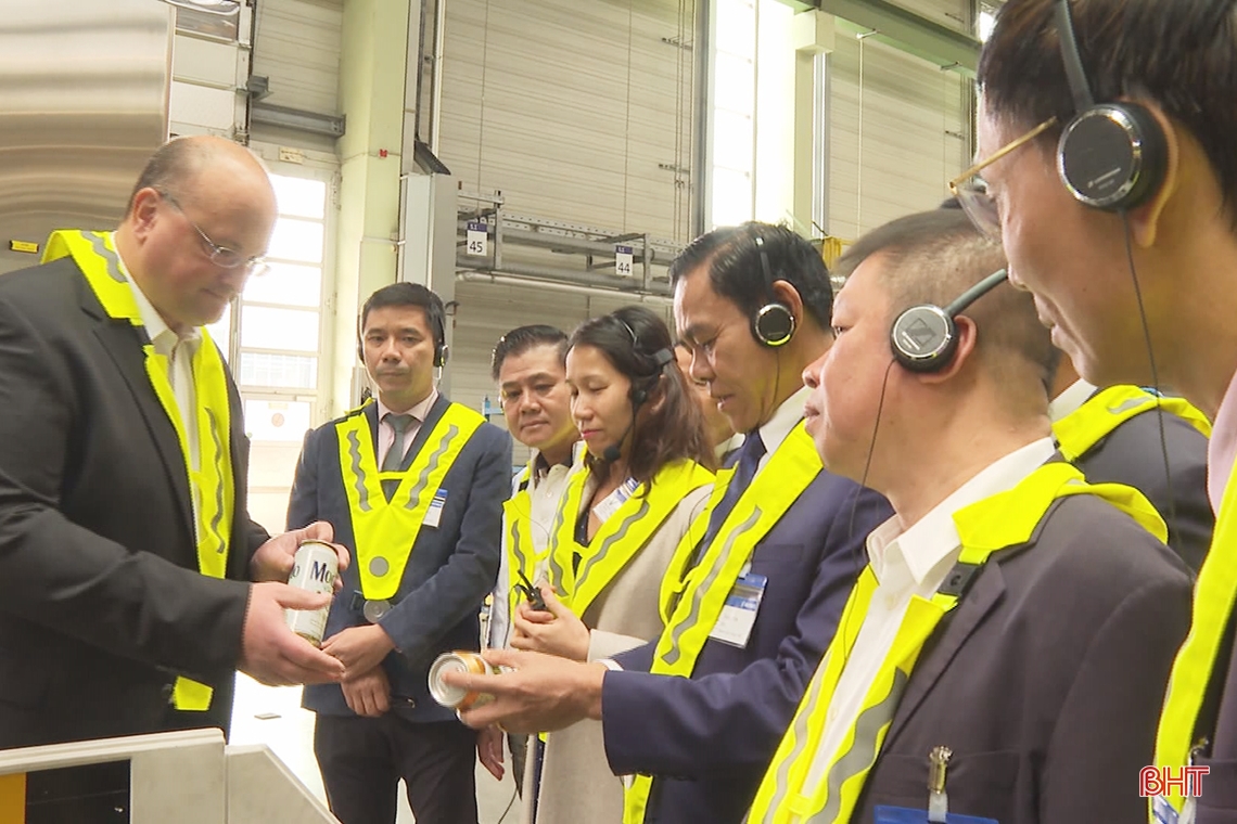 La delegación de la provincia de Ha Tinh trabaja con socios de Hanoi - Cervecería Nghe Tinh en Alemania