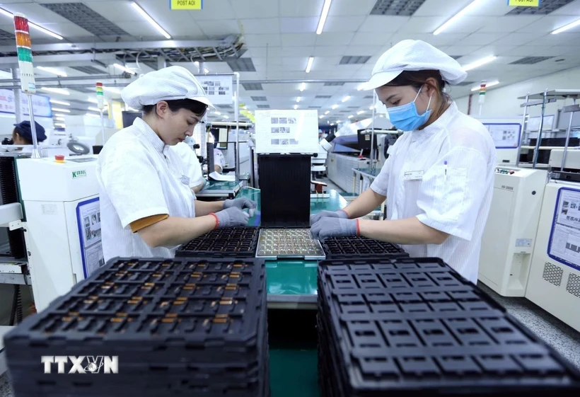 สายการผลิตแผงวงจรอิเล็กทรอนิกส์ของบริษัท Nexcon Vietnam Co., Ltd. ซึ่งเป็นบริษัทที่ลงทุนโดยชาวเกาหลีในเมืองบั๊กนิญ (ภาพถ่าย: Danh Lam/VNA)