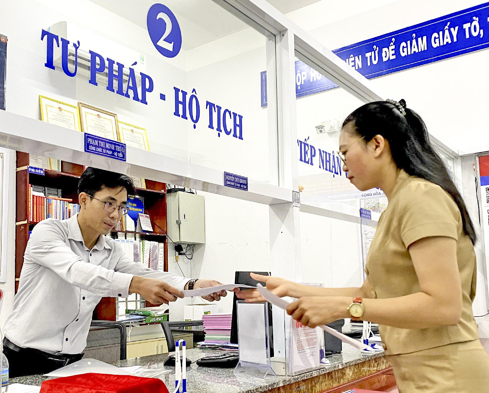 Giao dịch tại UBND phường Tân Tiến.
