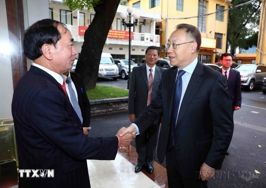 2023년 12월 1일, 하노이에서 공안부 차관인 쩐 꾸옥 토(Tran Quoc To) 중장이 중국 공산당 중앙정법위원회 부사무총장인 양춘레이(Yang Chunlei)를 접견했습니다. (사진: Pham Kien/VNA)