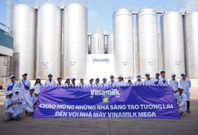 Vinamilk spreads environmental protection awareness to students through the super milk factory and Green Farm photo 5