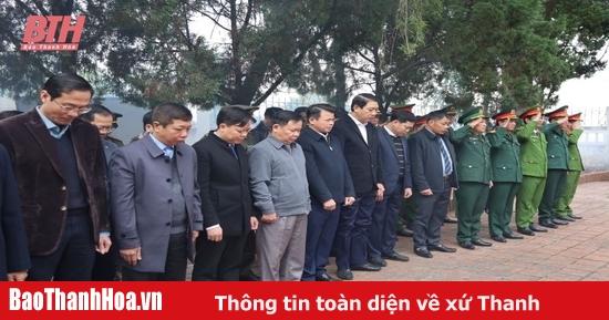 Vice Chairman of the Provincial People's Committee Le Duc Giang offered flowers and incense to pay tribute to heroic martyrs and gave gifts to policy families in Muong Lat district.