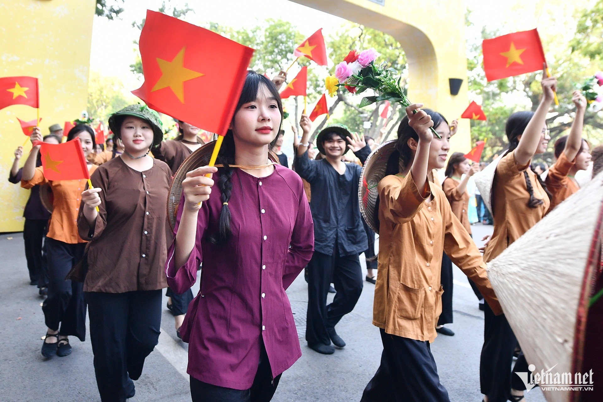 ภาพประทับใจเมื่อคน 8,000 คนแสดงสดฉากวันปลดปล่อยเมืองหลวงริมทะเลสาบฮว่านเกี๋ยม ภาพที่ 11