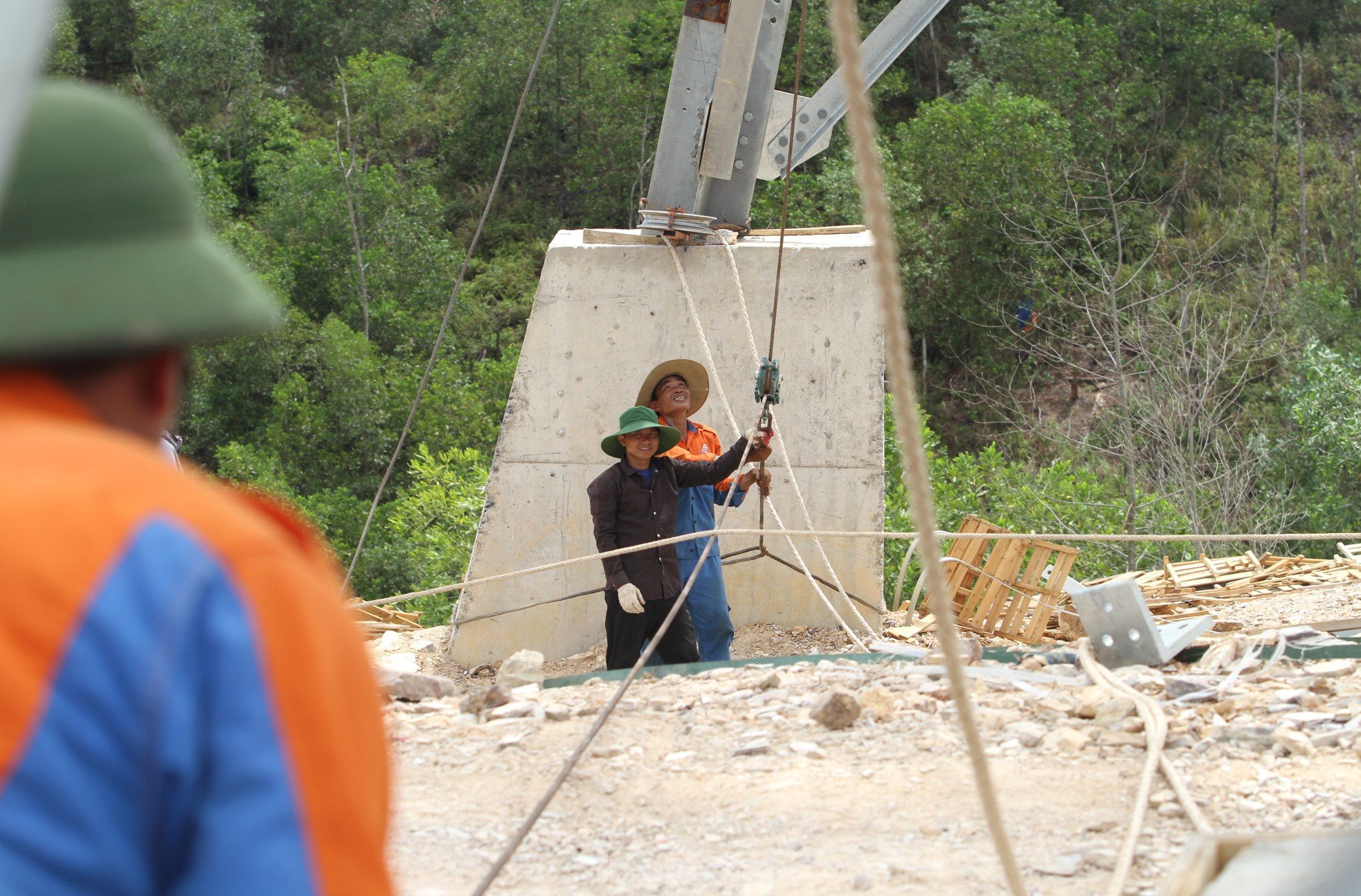 Los últimos días en el sitio de construcción del circuito 3 de la línea de 500kV en Nghe An foto 17