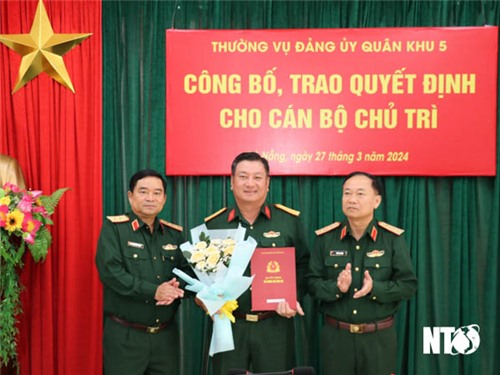 Thường vụ Đảng ủy Quân khu 5: Công bố, trao quyết định cho cán bộ chủ trì