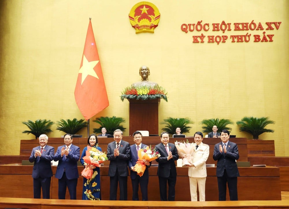 ผู้นำพรรคและรัฐบาลมอบดอกไม้แสดงความยินดีกับบุคลากรใหม่ของรัฐบาลและรัฐสภา (ภาพ : วีเอ็นเอ)