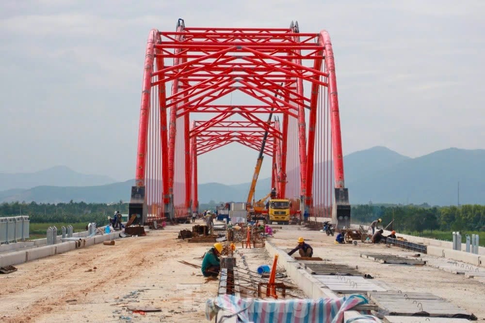 El primer puente de arco de acero en Quang Ngai está listo para abrir al tráfico a finales de año, foto 7