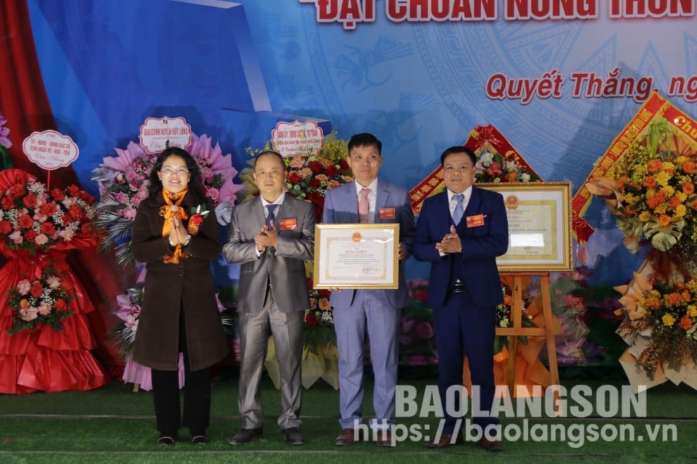 The leader of the Department of Agriculture and Rural Development awarded a certificate of merit from the Chairman of the Provincial People's Committee to the representative of Quyet Thang commune.