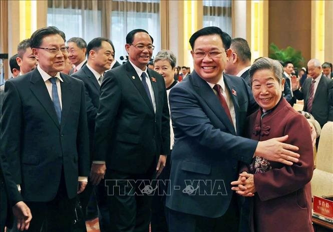 Le président de l'Assemblée nationale Vuong Dinh Hue assiste à une réunion d'amitié avec le peuple vietnamien