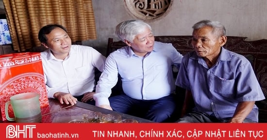 Chủ tịch Ủy ban Trung ương MTTQ Việt Nam thăm hỏi, tặng quà người cao tuổi tại Hà Tĩnh