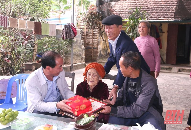 Le vice-président permanent du Conseil populaire provincial, Le Tien Lam, a visité et inspecté la production et les conditions de vie des habitants de la ville de Sam Son.