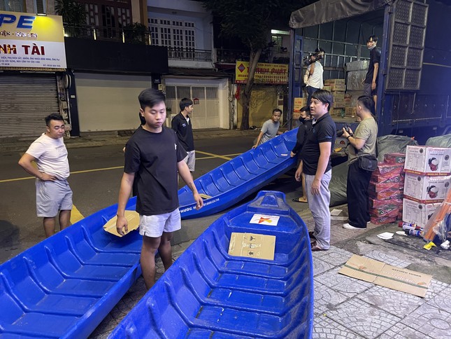 Ho Chi Minh City residents braved the rain and stayed up all night to collect goods to support northern provinces and cities, photo 4