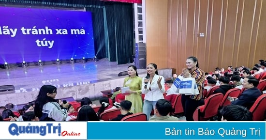 Miss H'Hen Nie participates in communication "For a drug-free community" for nearly 1,000 students in Quang Tri