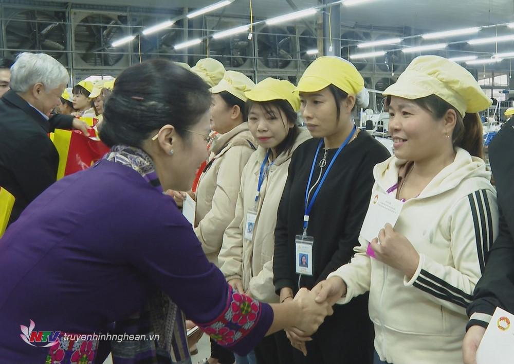 Chủ tịch UBMTTQ tỉnh Võ Thị Minh Sinh trao quà tặng công nhân đang làm việc tại Nhà máy may Minh Anh - Con Cuông. 