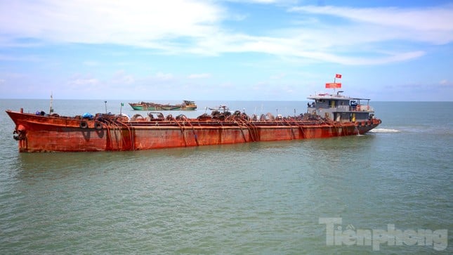 Primer plano del proceso de lavado de arena marina salada para la construcción de la autopista Can Tho - Ca Mau, foto 1