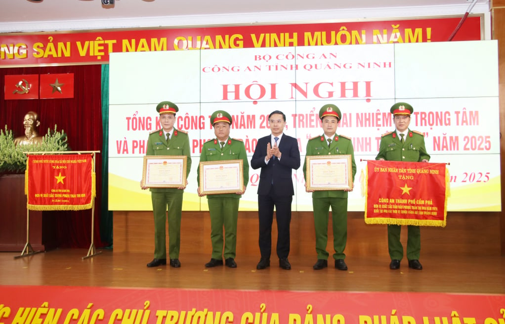 El camarada Pham Duc An, subsecretario del Comité Provincial del Partido, presidente del Comité Popular Provincial, otorgó la Bandera de Emulación y el Certificado de Mérito del Comité Popular Provincial a cuatro colectivos (Policía de la ciudad de Ha Long, ciudad de Cam Pha, distrito de Tien Yen, distrito de Van Don) unidades excelentes que lideraron el movimiento de emulación en 2024 del bloque de emulación de unidades bajo la Policía Provincial de Quang Ninh.