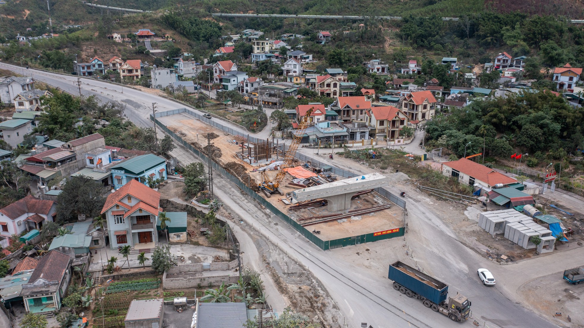 El proyecto de ampliación de carreteras de un billón de dólares en Quang Ninh se está construyendo lentamente, foto 4