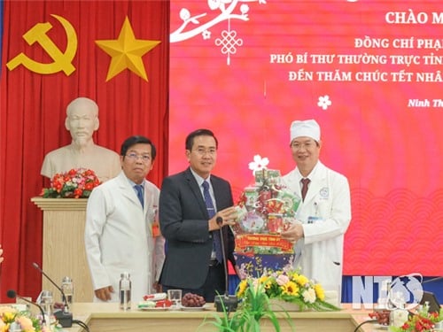 Comrade Pham Van Hau, Standing Deputy Secretary of the Provincial Party Committee, Chairman of the Provincial People's Council visited and wished a happy new year to the Provincial General Hospital.