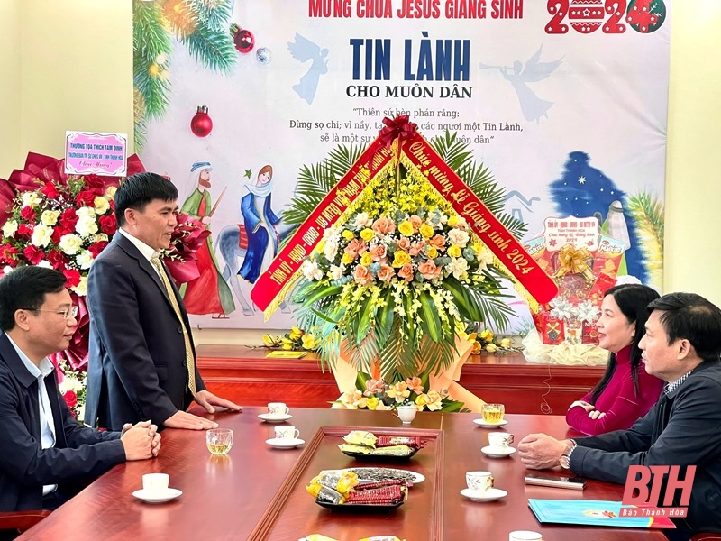 Pham Thi Thanh Thuy, chef de la Commission de mobilisation de masse du Comité provincial du Parti et présidente du Comité provincial du Front de la Patrie, a rendu visite à Pham Thi Thanh Thuy et lui a adressé ses vœux de Noël.