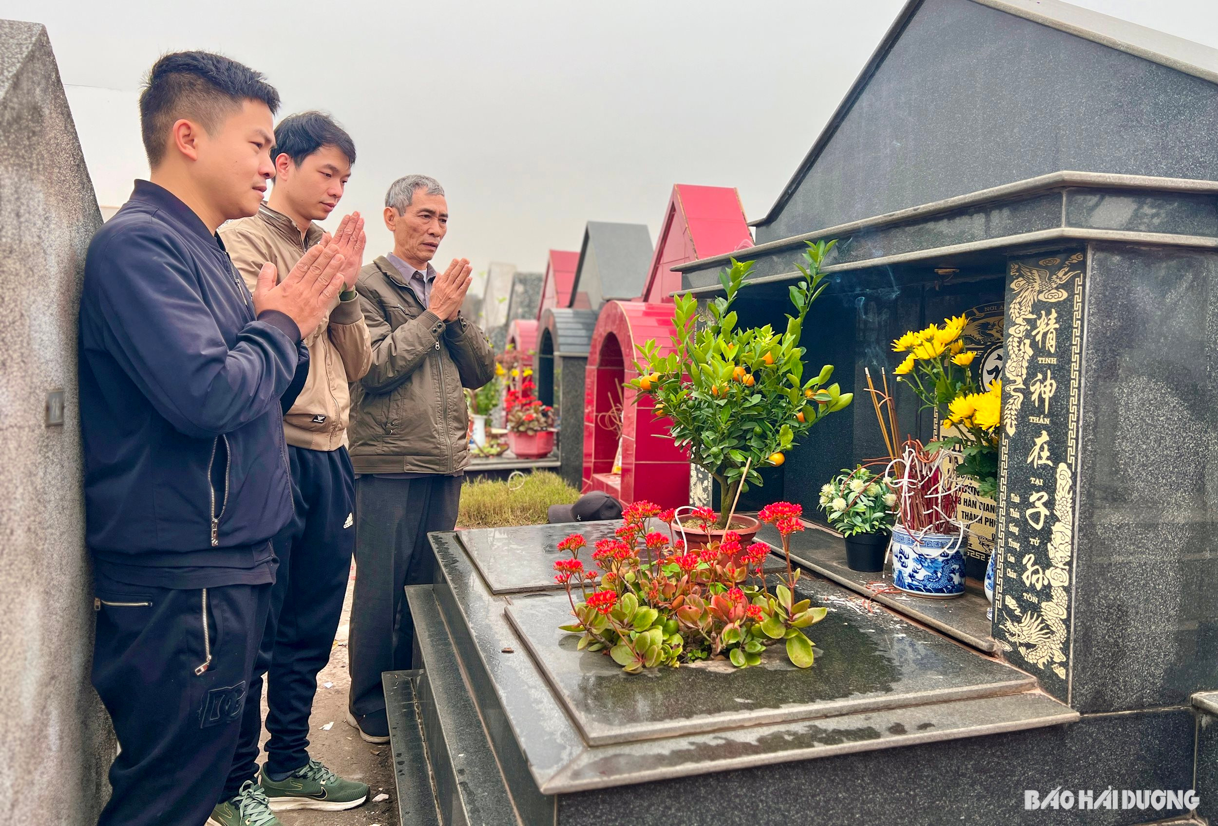 Die Hai Duong besuchen am Ende des Jahres Gräber, um ihren Vorfahren ihre Dankbarkeit zu zeigen.