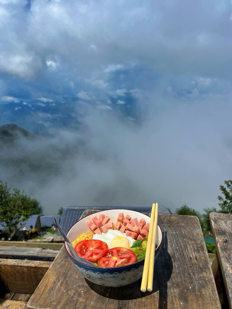 大舒でインスタントラーメンを食べることは、どんな観光客でも少なくとも一度は体験しなければならないことの一つです。写真: タ・ティ・トゥイ